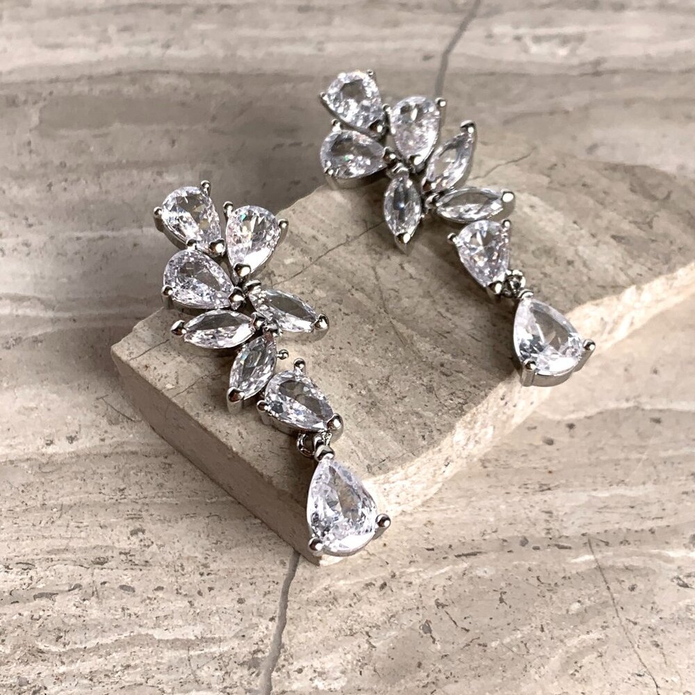 NEW~ Anthropologie APPLES & FIGS Fantasy Crystal-Cut Cluster Leaf Earrings - Picture 7 of 7
